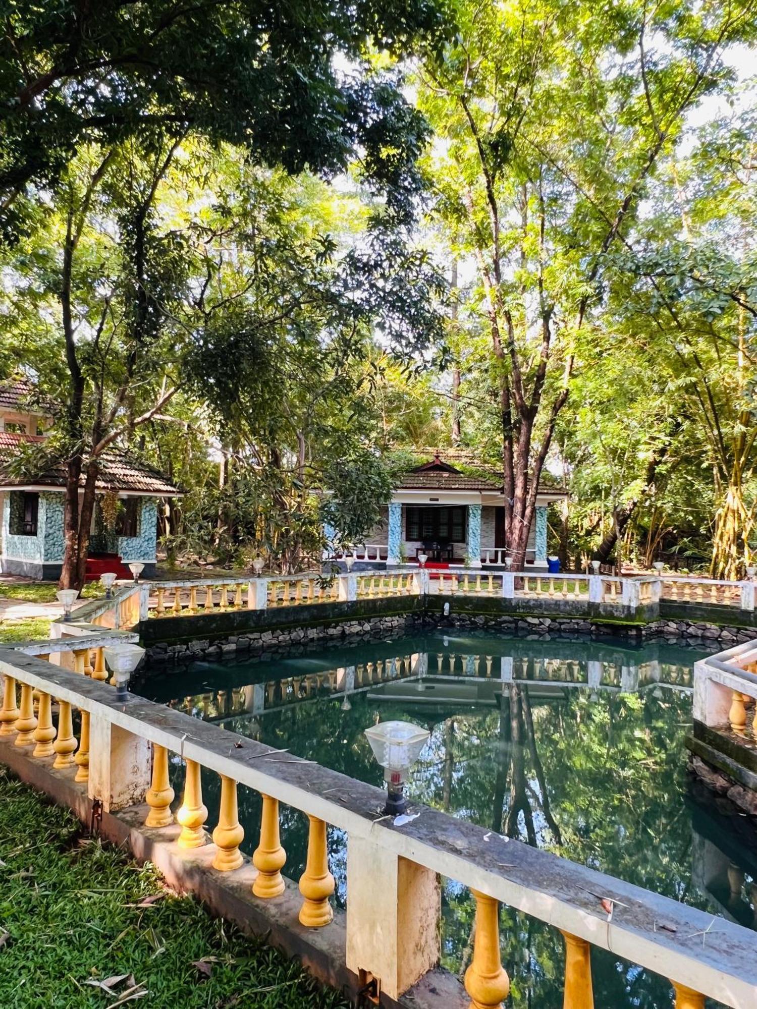 Thrissur Surya Eco And Wedding Resort מראה חיצוני תמונה